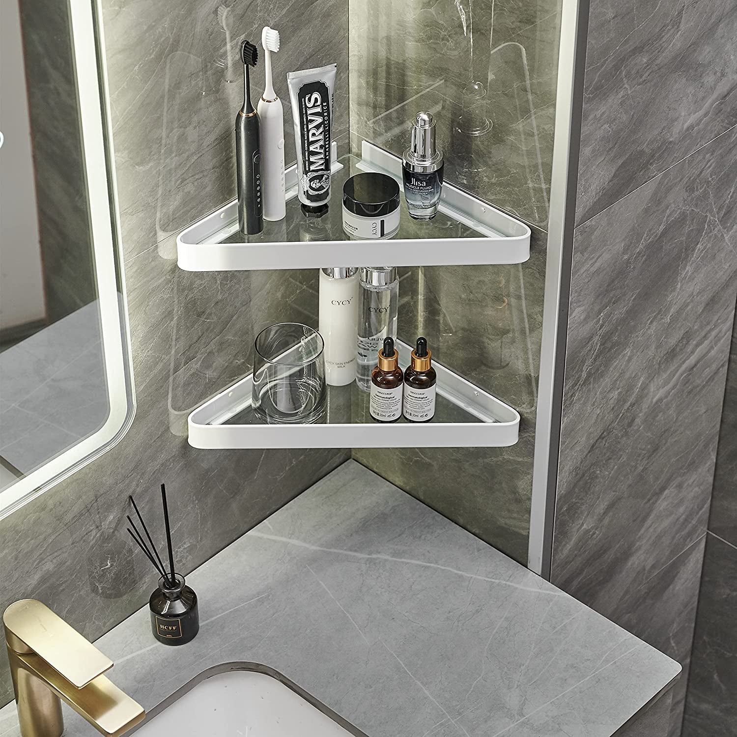 Mantén tu baño ordenado y elegante con este estante esquinero de vidrio templado. Su diseño flotante aprovecha el espacio de las esquinas para almacenar champús, geles, jabones y accesorios de baño de forma práctica y segura.
